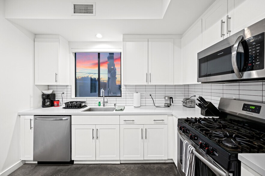 More Photos Of 2301 S Cloverdale Ave, Los Angeles Apartments For Sale