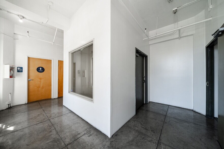 More Photos Of 814-818 S Broadway, Los Angeles Loft Creative Space For Lease