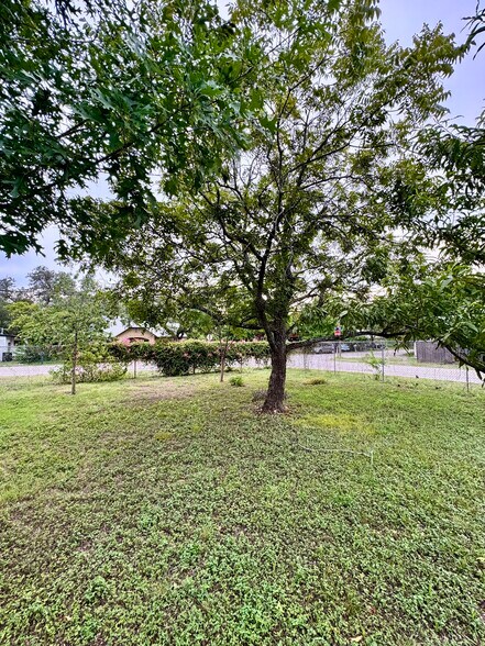 More Photos Of 143 N West St, Bertram Flex For Sale