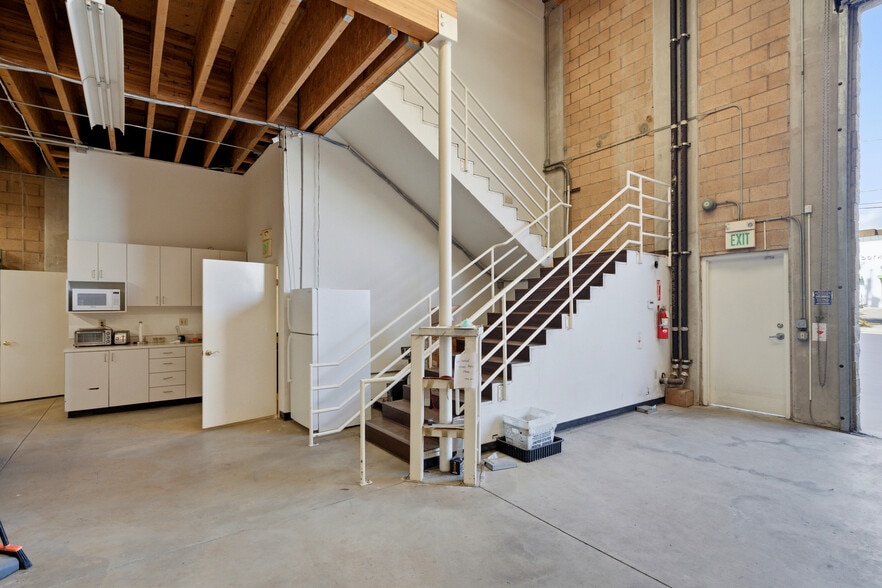 More Photos Of 2646 St Louis Ave, Signal Hill Warehouse For Sale
