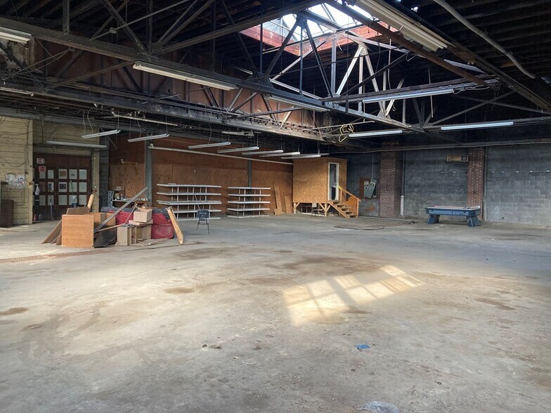 More Photos Of 2841 N Main St, Hazard Flex For Sale