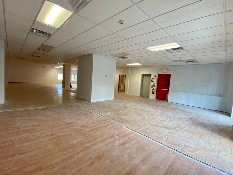 More Photos Of 25-27 E Merrick Rd, Valley Stream Office For Lease
