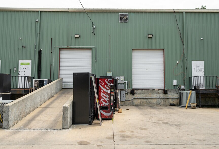 More Photos Of 200-225 Commercial Ct, Sanford Flex For Lease