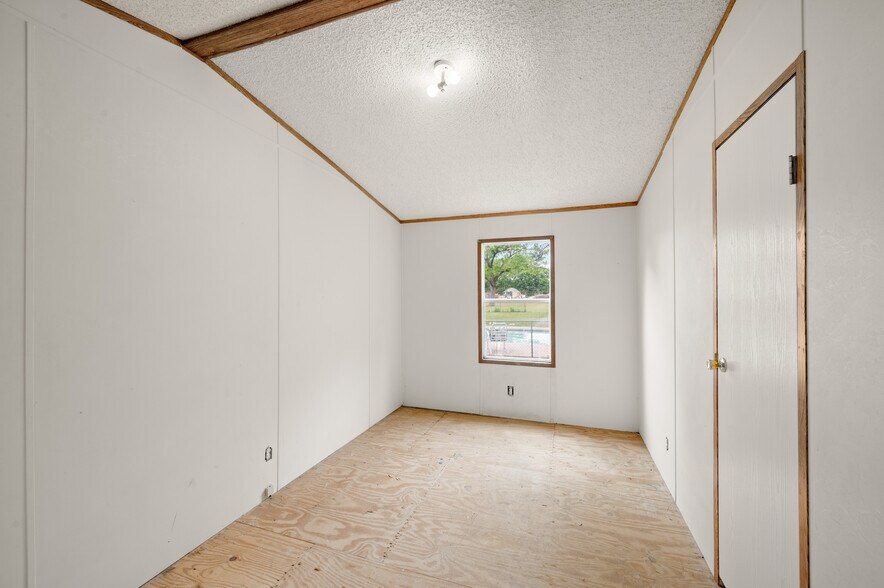 More Photos Of 7 Hills Rd, Newark Warehouse For Sale
