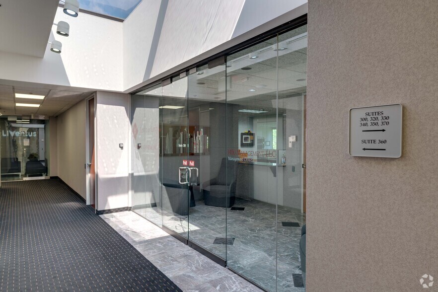 More Photos Of 3400 Dundee Rd, Northbrook Office For Lease