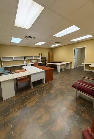 More Photos Of 1576 Old Fannin Rd, Brandon Warehouse For Lease