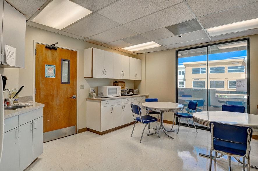 More Photos Of 17909 Soledad Canyon Rd, Santa Clarita Medical For Lease