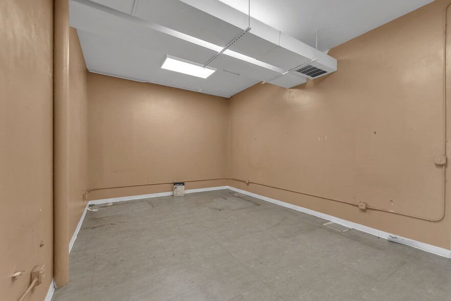 More Photos Of 16906 E Nine Mile Rd, Eastpointe Storefront For Sale