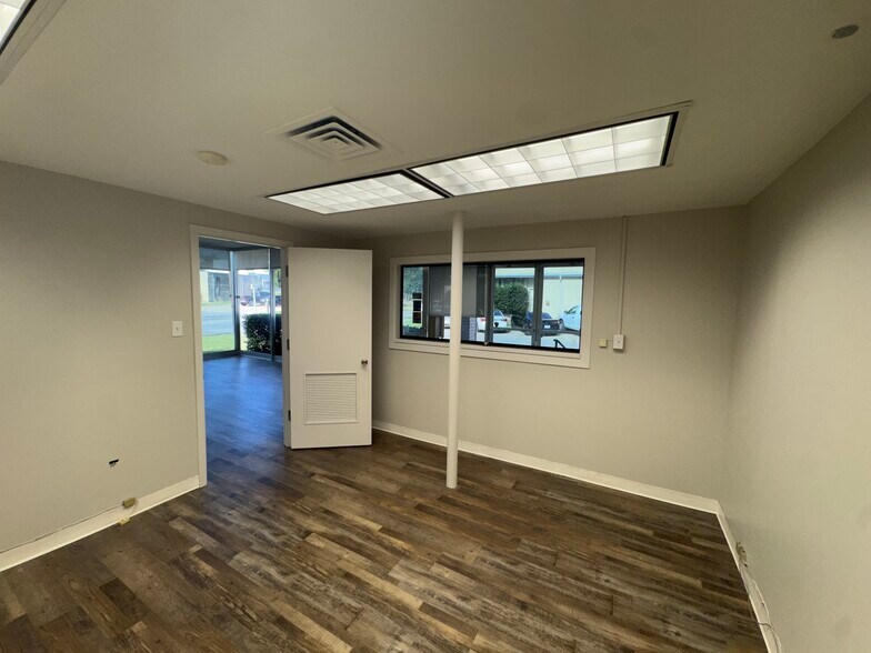 More Photos Of 300 N Washington St, Kaufman Office For Lease