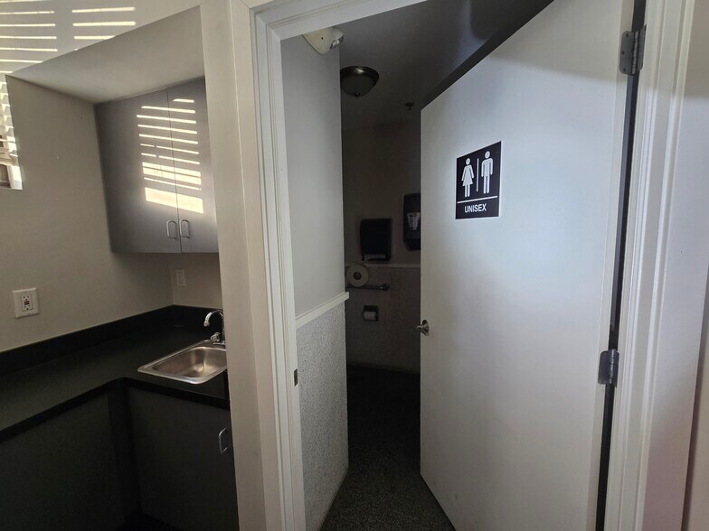 More Photos Of 401 E 5th St, Pinconning Distribution For Sale