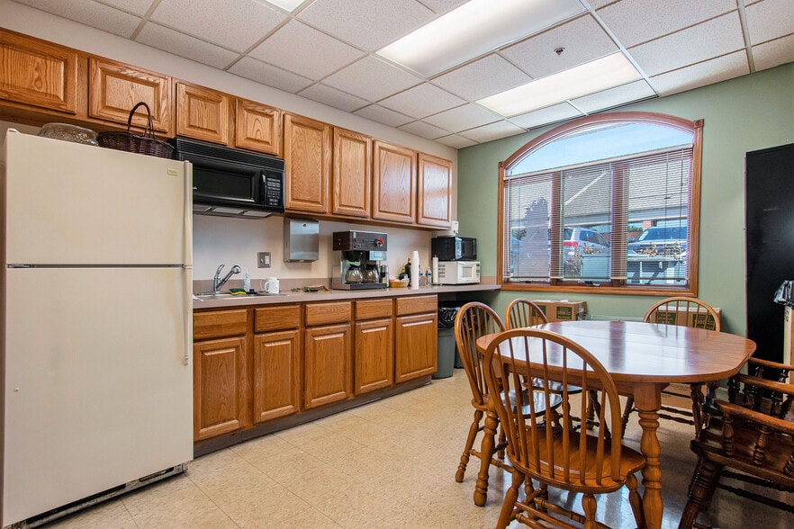 More Photos Of 645 Barclay Cir, Rochester Hills Medical For Lease