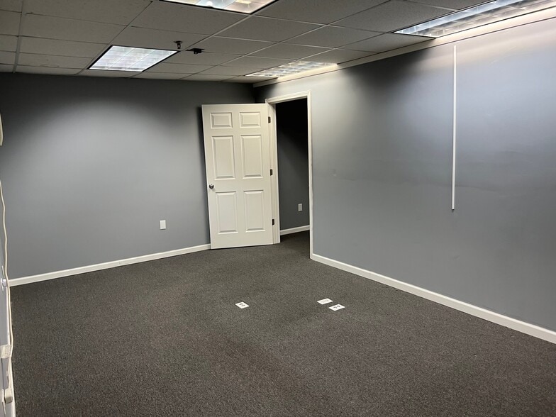 More Photos Of 189 Poplar Pl, North Aurora Warehouse For Lease
