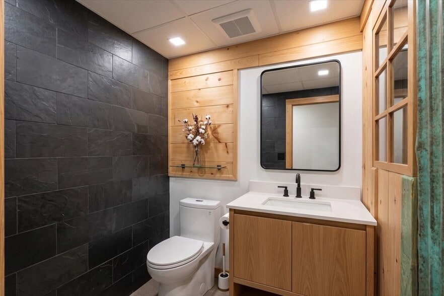 More Photos Of 79 Jones St, Jasper Warehouse For Sale