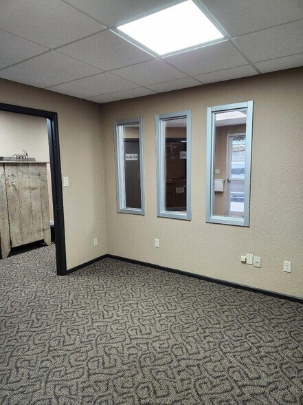 More Photos Of 1711 Westport Rd, Kansas City Office For Sale