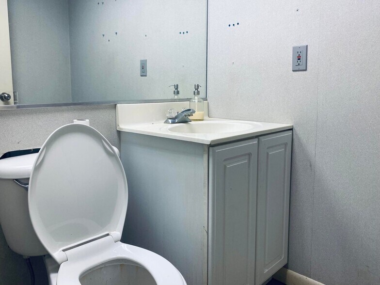 More Photos Of 4230 W Loomis Rd, Greenfield Showroom For Lease