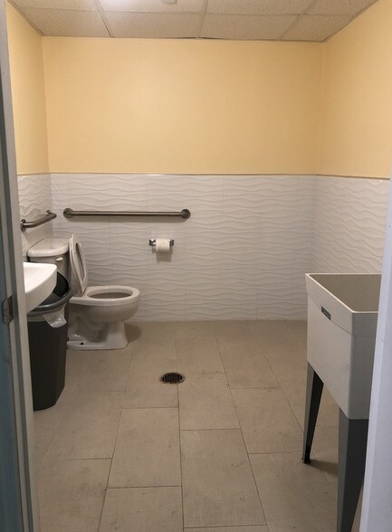 More Photos Of 10431-104-33 39th Ave, Corona Office For Sale