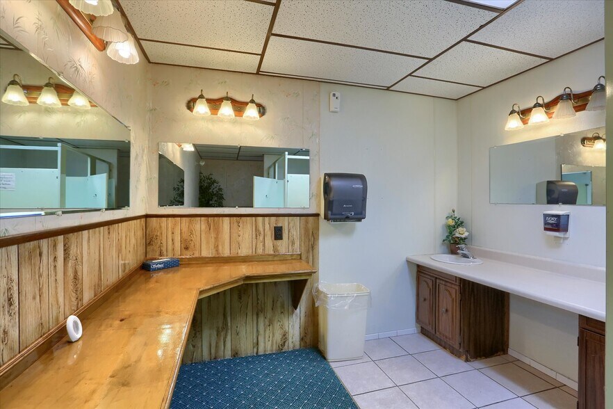More Photos Of 145 Chamberlaine Ave, Pottsville Flex For Sale