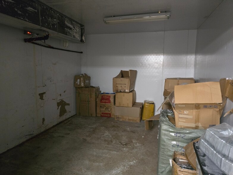 More Photos Of 2405 W Ardmore Ave, Chicago Industrial For Sale
