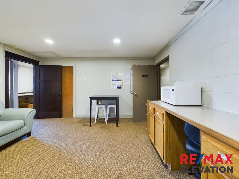 More Photos Of 915 W Fetterman St, Buffalo Office For Sale