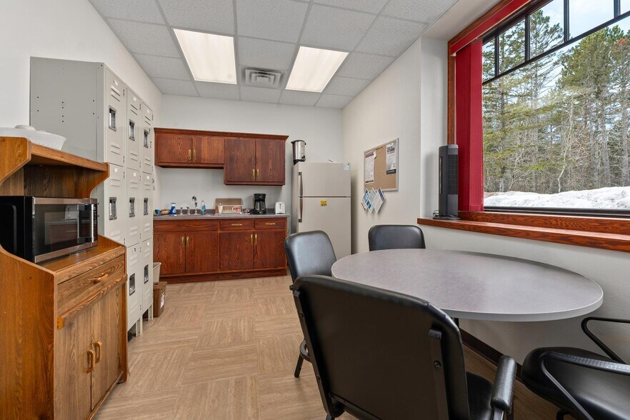 More Photos Of 629 W Cloverland Dr, Ironwood Storefront For Sale