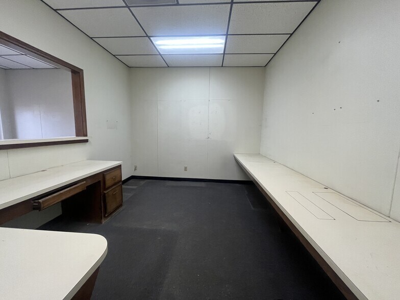 More Photos Of 1012 E Waylon Jennings Blvd, Littlefield Industrial For Sale