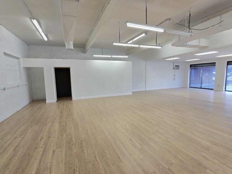 More Photos Of 54 Lawrence St, Hartford Freestanding For Sale