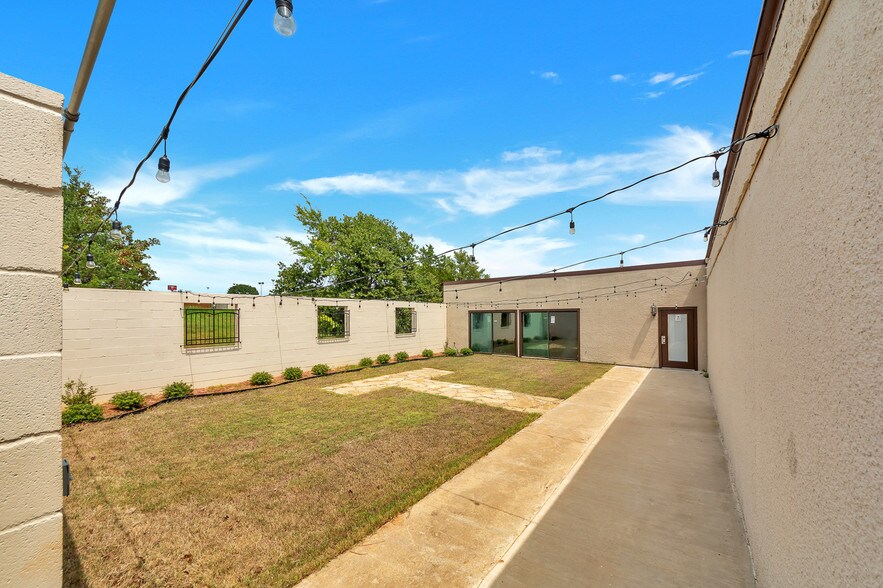 More Photos Of 2001 S Austin Ave, Denison Light Distribution For Lease