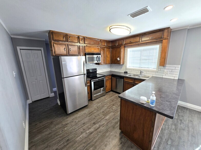 More Photos Of 406 N Carrier Pky, Grand Prairie Storefront Retail Office For Sale