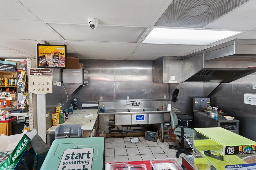 More Photos Of 943 W Westfield Ave, Porterville Service Station For Sale