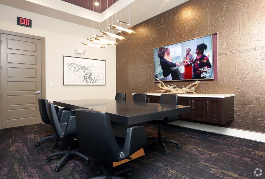 More Photos Of 195 W Davis St, Dallas Apartments For Lease