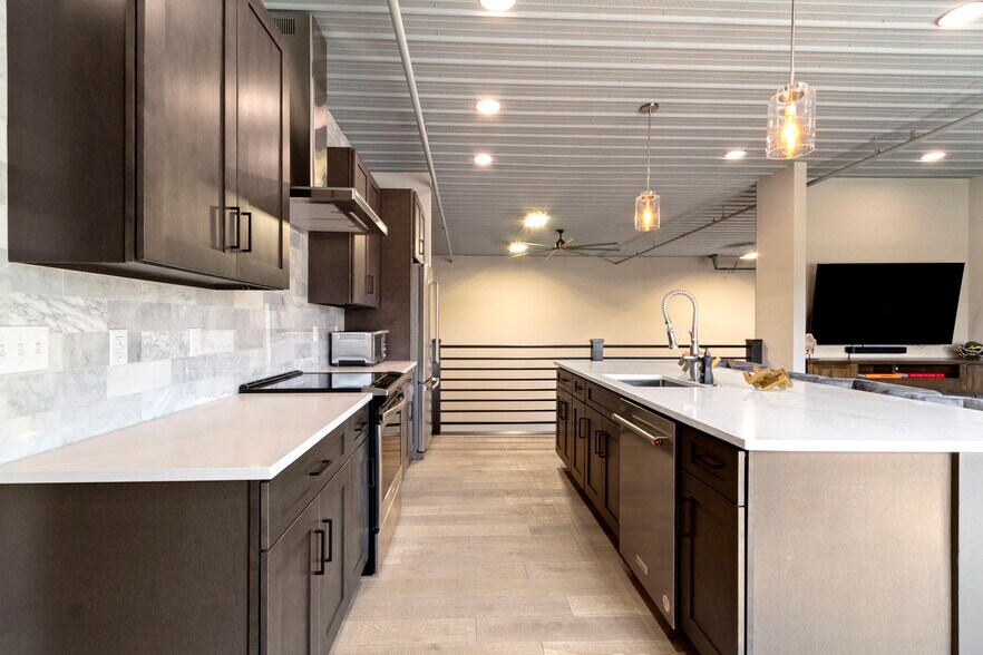 More Photos Of 17745 Motor District Cir, Westfield Showroom For Sale