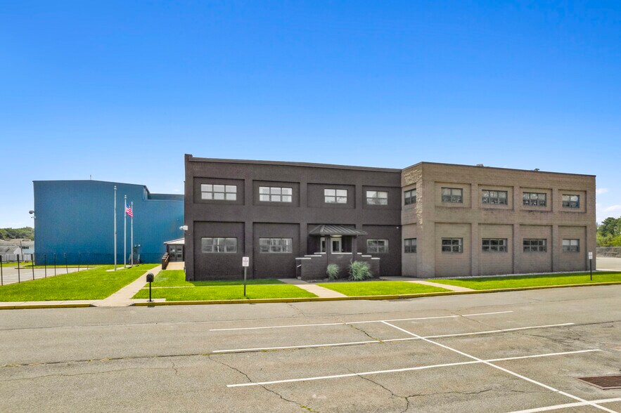 More Photos Of 101 Carleton Ave, Hazleton Manufacturing For Sale