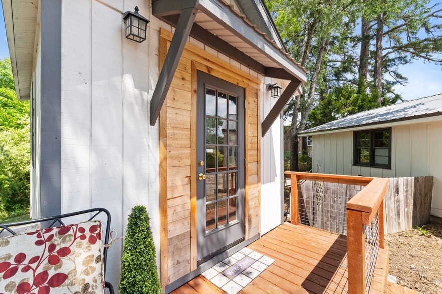 More Photos Of 10897 AR-5, Salesville Hotel For Sale