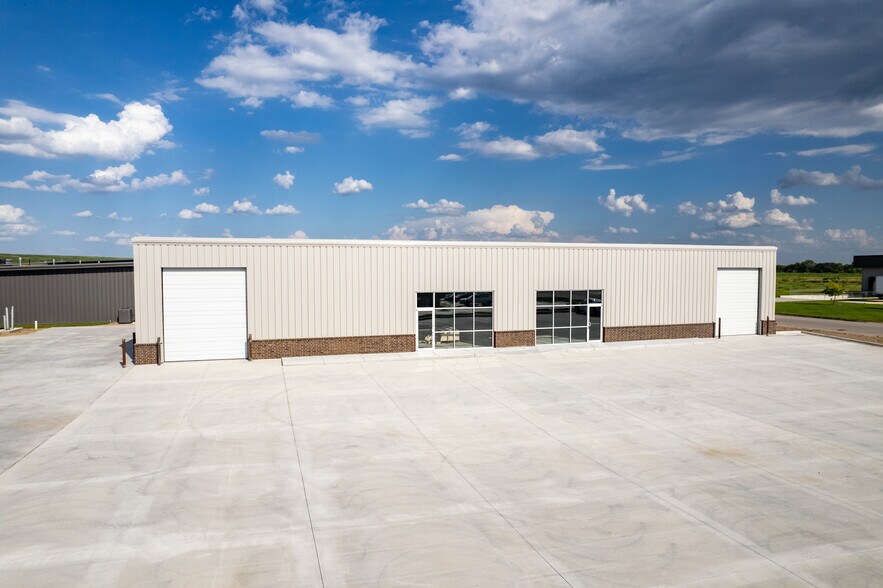 More Photos Of K-96 and Hoover, Wichita Flex For Lease