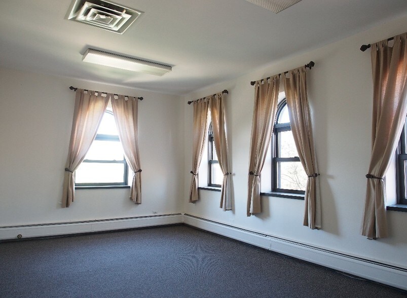 More Photos Of 329-331 S York Rd, Bensenville Daycare Center For Lease