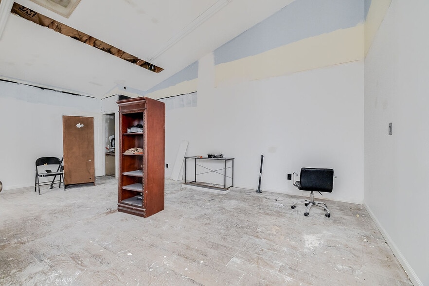 More Photos Of 302 W Victory Dr, Savannah Freestanding For Sale