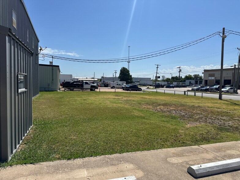 More Photos Of 10041 E 52nd St, Tulsa Manufacturing For Lease