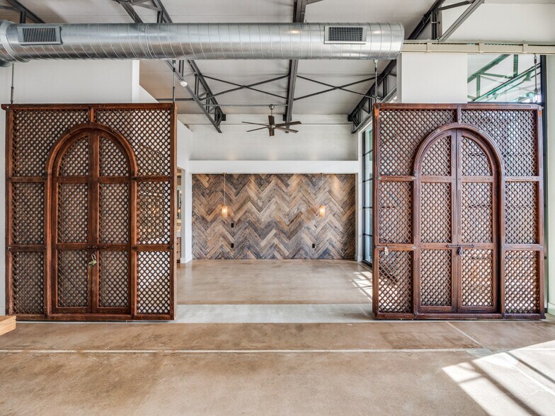 More Photos Of 2323 Farrington St, Dallas Warehouse For Sale