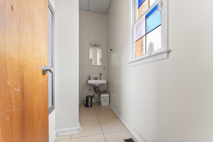 More Photos Of 902 W 36th St, Savannah Religious Facility For Lease