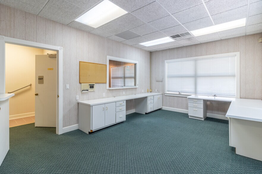 More Photos Of 1421 Ross Dr, Dalton Office For Sale