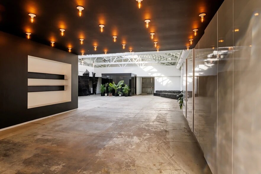More Photos Of 3146 W Chicago Ave, Chicago Showroom For Sale