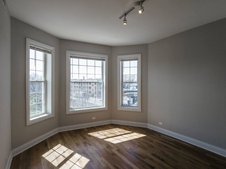 More Photos Of 4401-4403 N Clark St, Chicago Apartments For Lease