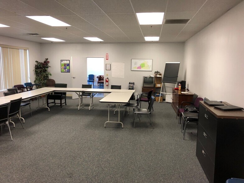 More Photos Of 1104 Greenville Ave, Staunton Storefront For Lease