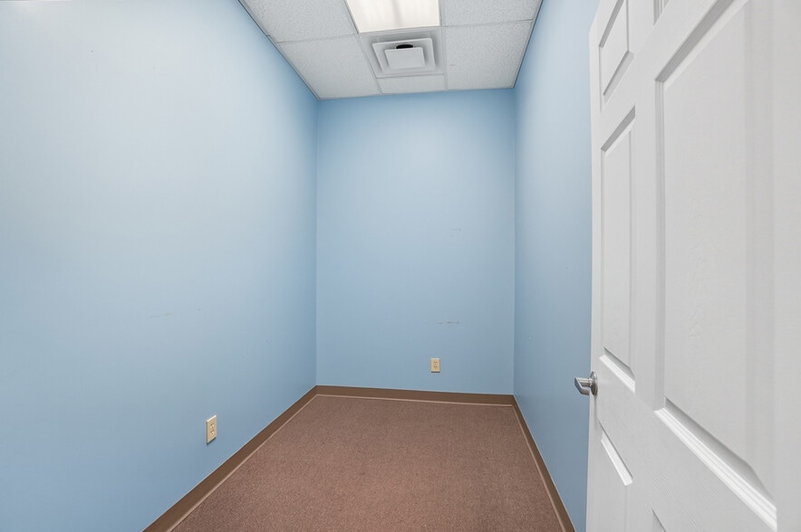 More Photos Of 1104-1124 Kemper Meadow Dr, Forest Park Storefront For Lease