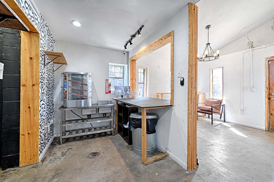 More Photos Of 2737 Carpenter Ave, Dallas General Retail For Lease
