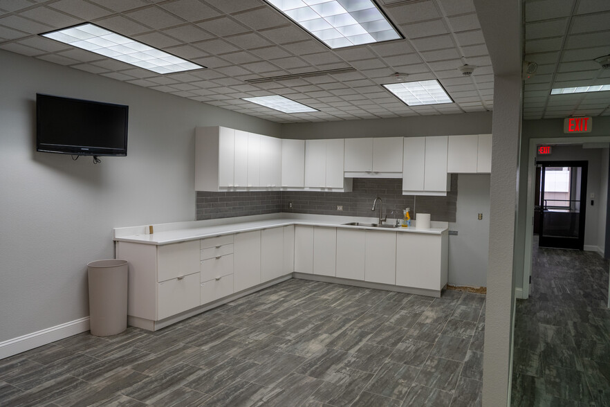 More Photos Of 125 W Missouri Ave, Midland Office For Lease