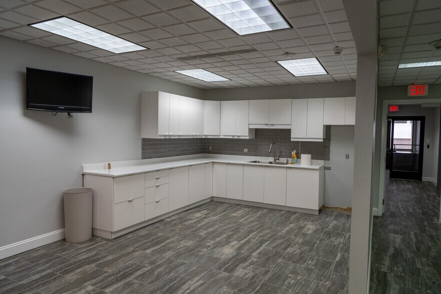 More Photos Of 125 W Missouri Ave, Midland Office For Sale