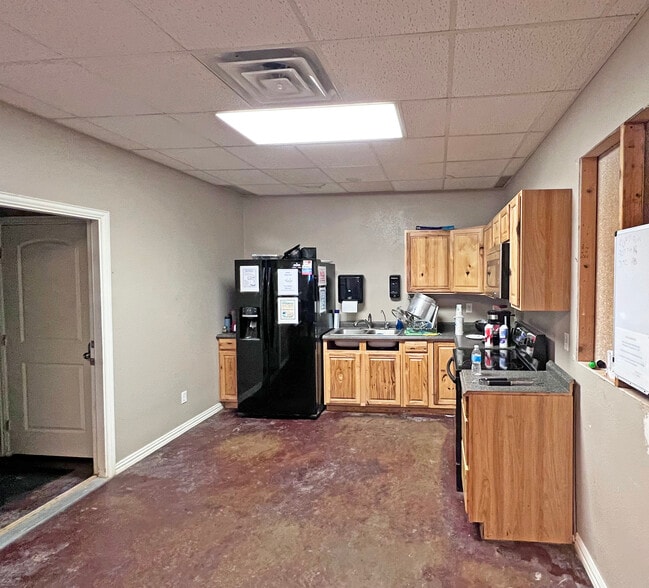 More Photos Of 2741 E Pearl St, Odessa Warehouse For Lease