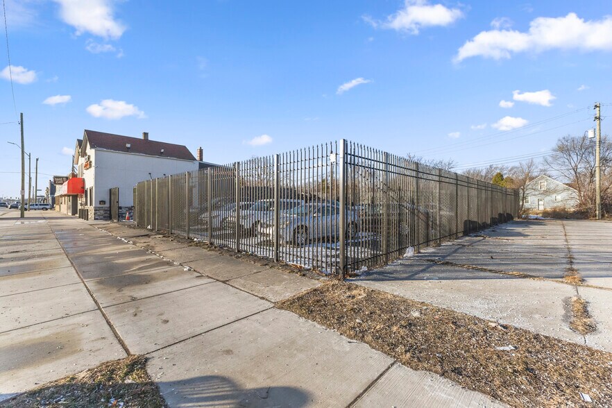 More Photos Of 19420 W Warren Ave, Detroit Auto Dealership For Sale