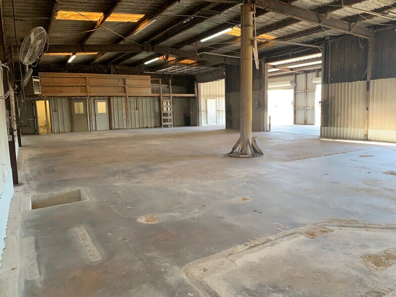 More Photos Of 13240 Pond Springs Rd, Austin Warehouse For Sale